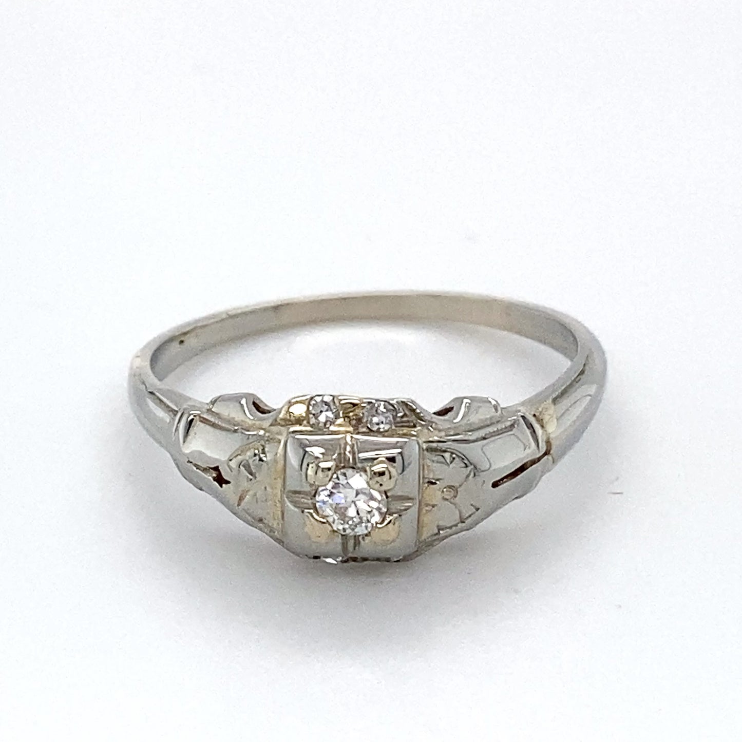 18K White Gold Diamond Ring; 0.10CTW; Size 8; 2.1g