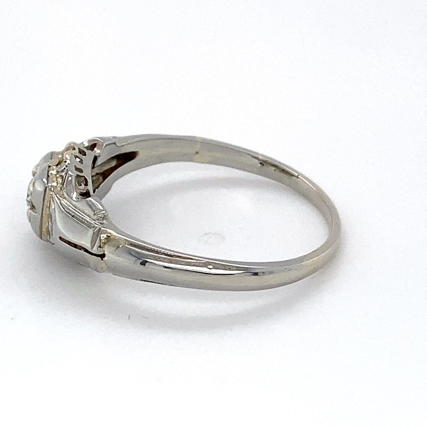 18K White Gold Diamond Ring; 0.10CTW; Size 8; 2.1g