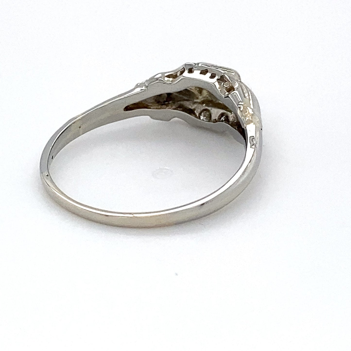 18K White Gold Diamond Ring; 0.10CTW; Size 8; 2.1g