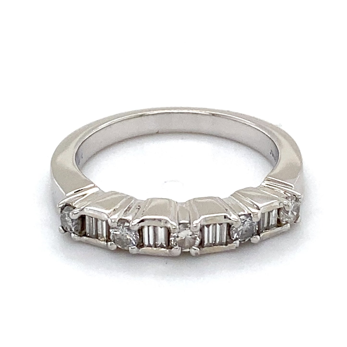 14K White Gold Diamond Ring; 0.75CTW; Size: 7; 4.6g