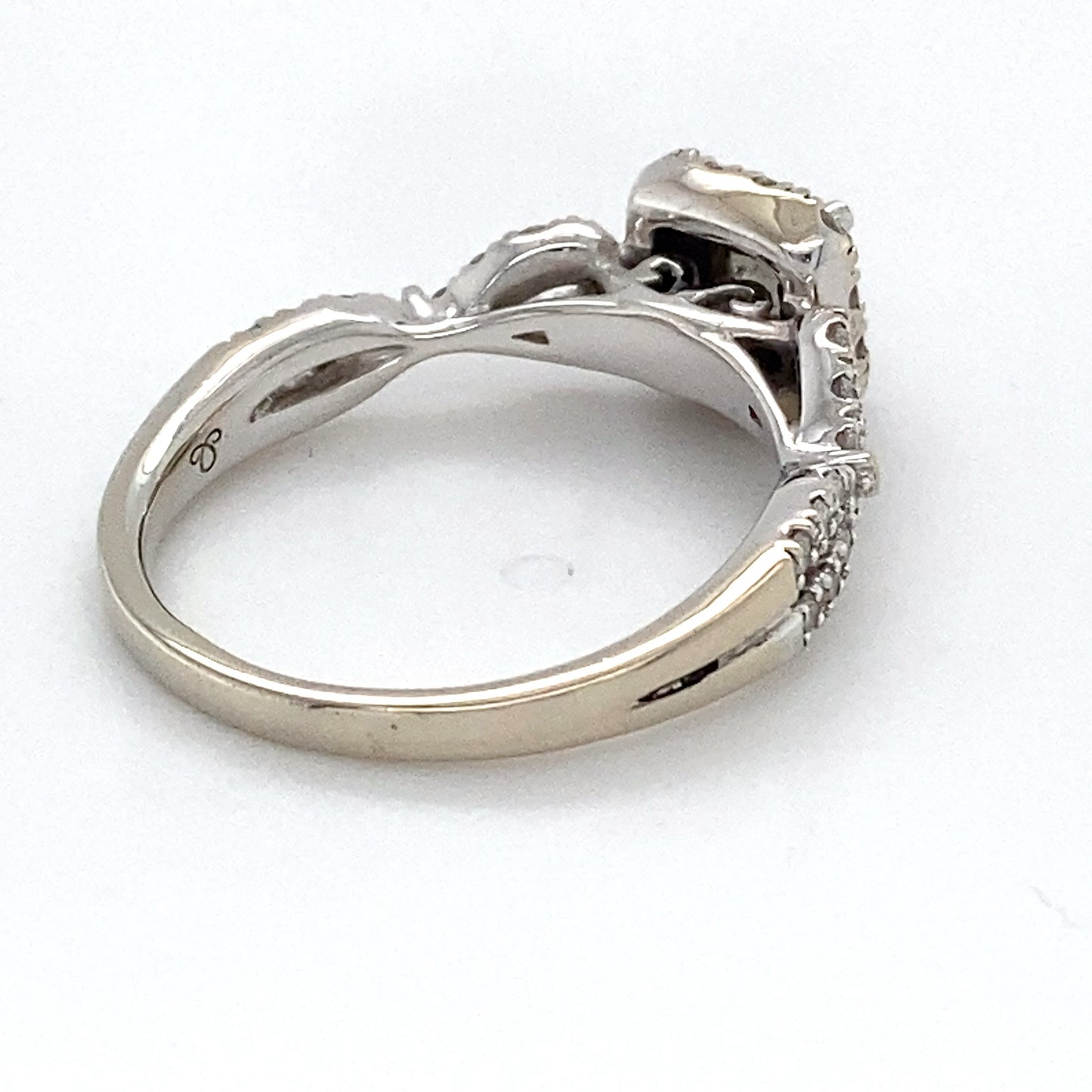14K White Gold Halo Diamond Ring; 0.50CTW; Size: 7; 3.7g