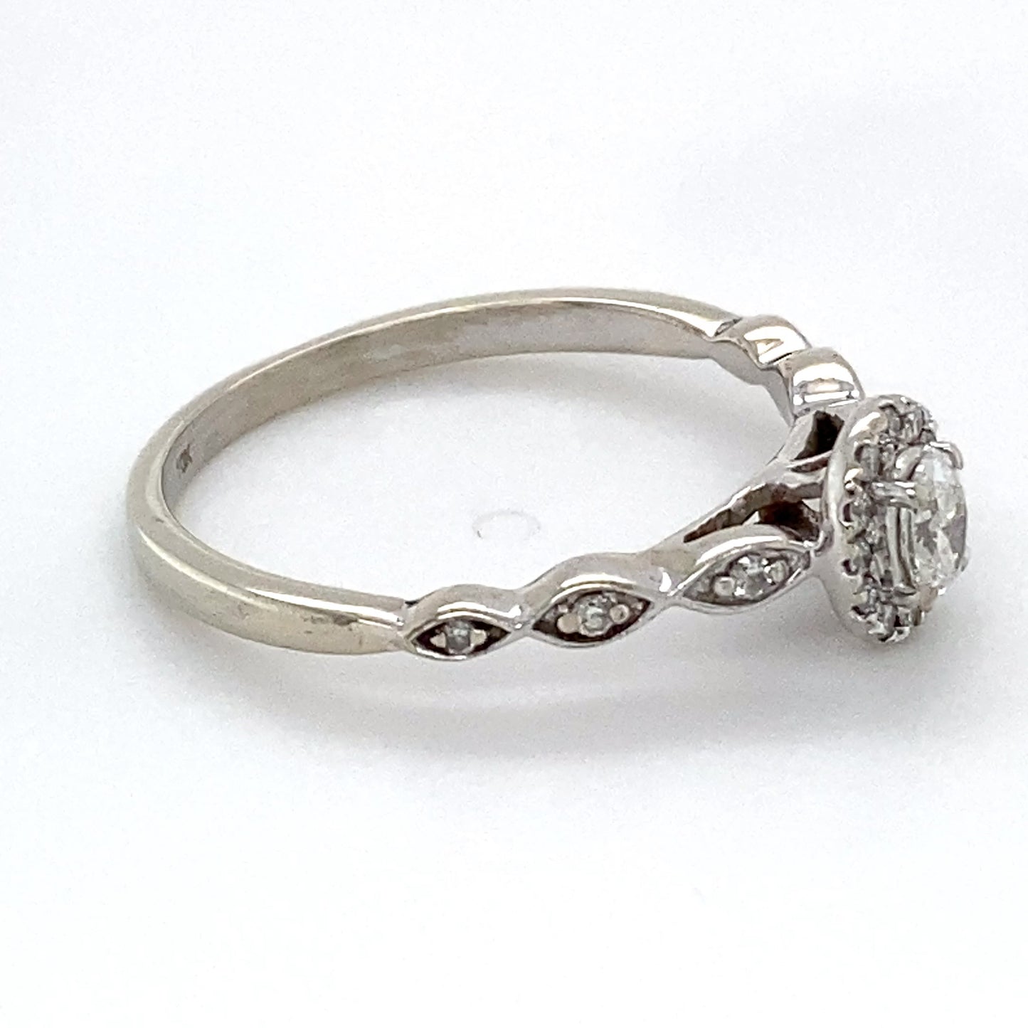 10K White Gold Diamond Ring; 0.25CTW; Size: 8; 2.2g