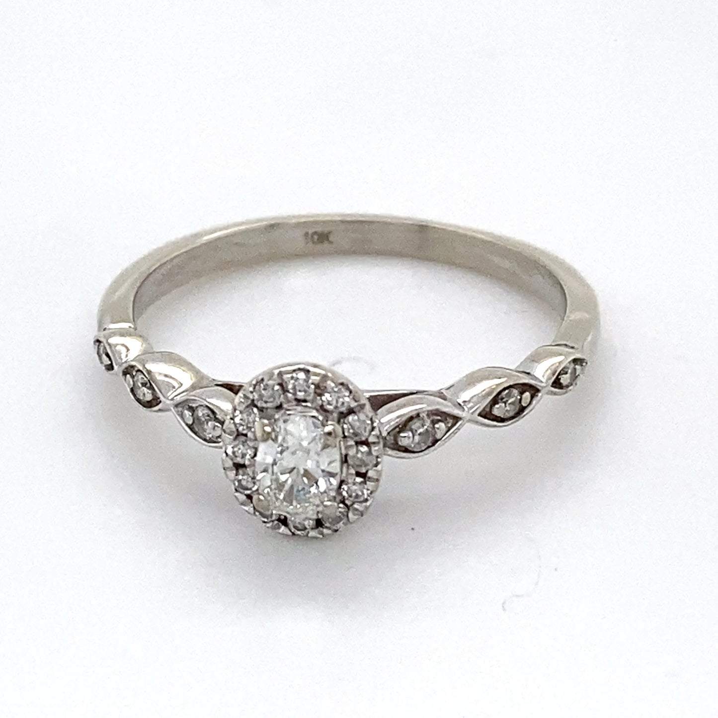 10K White Gold Diamond Ring; 0.25CTW; Size: 8; 2.2g