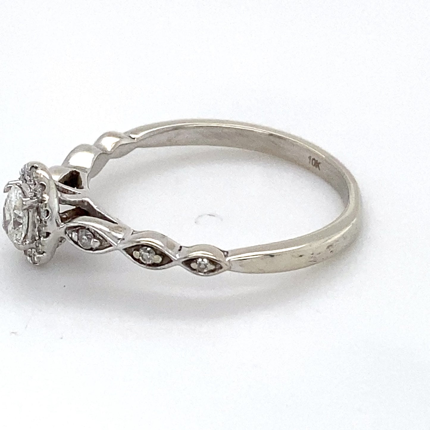 10K White Gold Diamond Ring; 0.25CTW; Size: 8; 2.2g