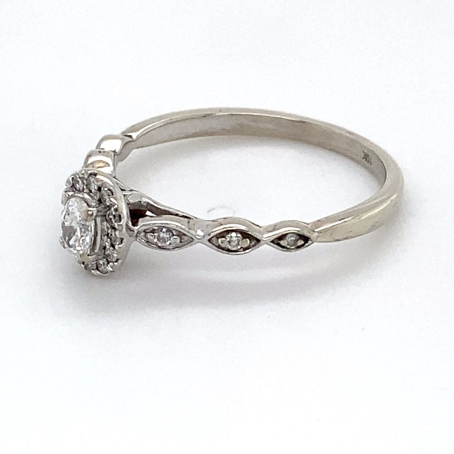 10K White Gold Diamond Ring; 0.25CTW; Size: 8; 2.2g