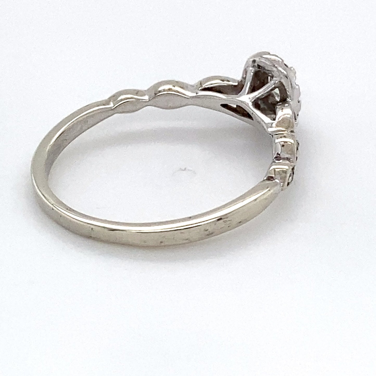 10K White Gold Diamond Ring; 0.25CTW; Size: 8; 2.2g