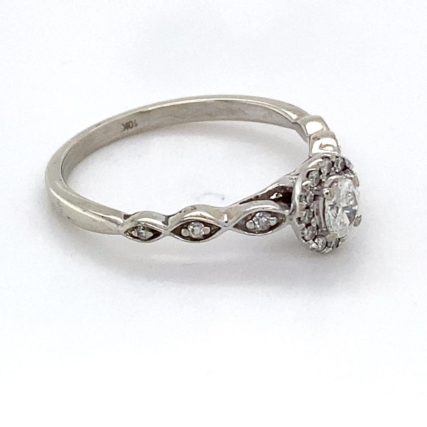 10K White Gold Diamond Ring; 0.25CTW; Size: 8; 2.2g
