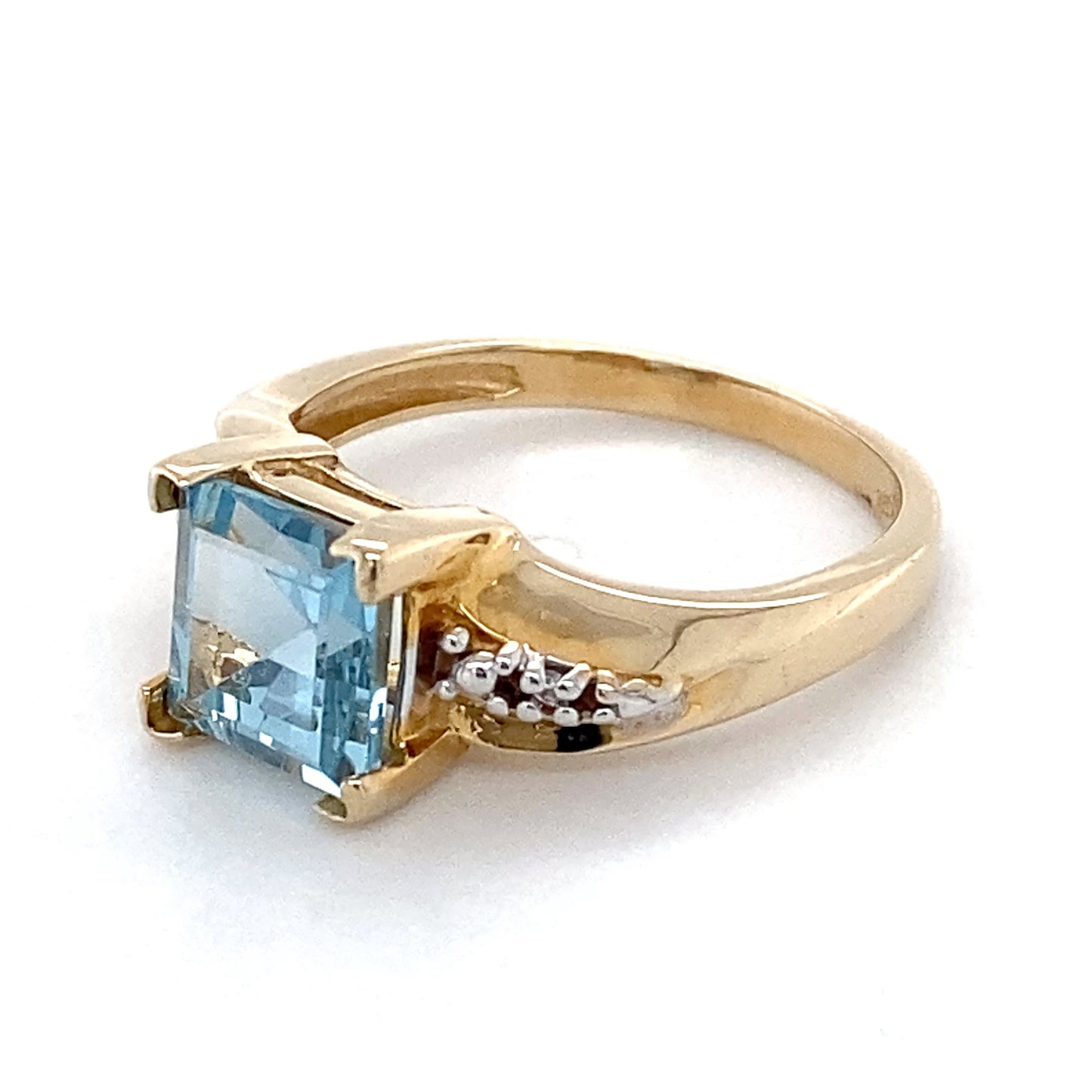 10K Yellow Gold & Blue Stone Ring; 1.8DWT; Size 6