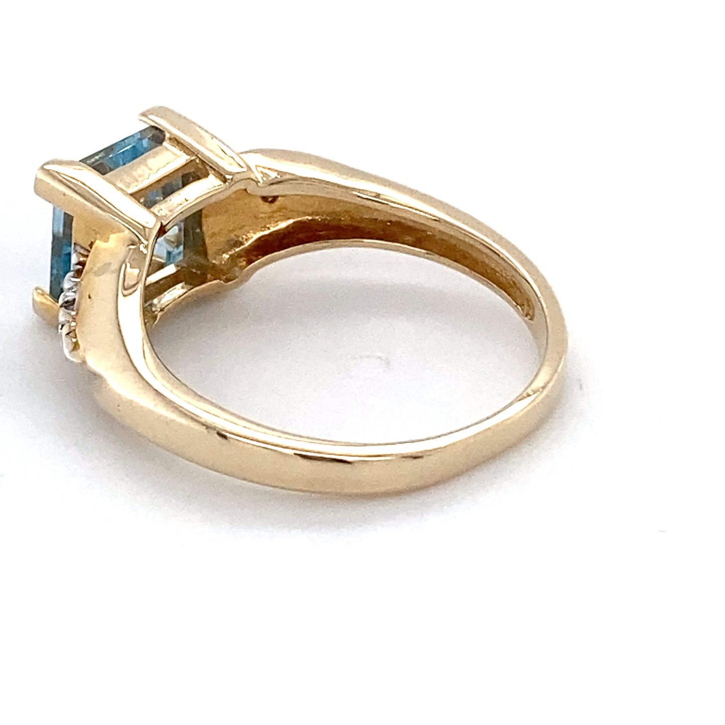 10K Yellow Gold & Blue Stone Ring; 1.8DWT; Size 6