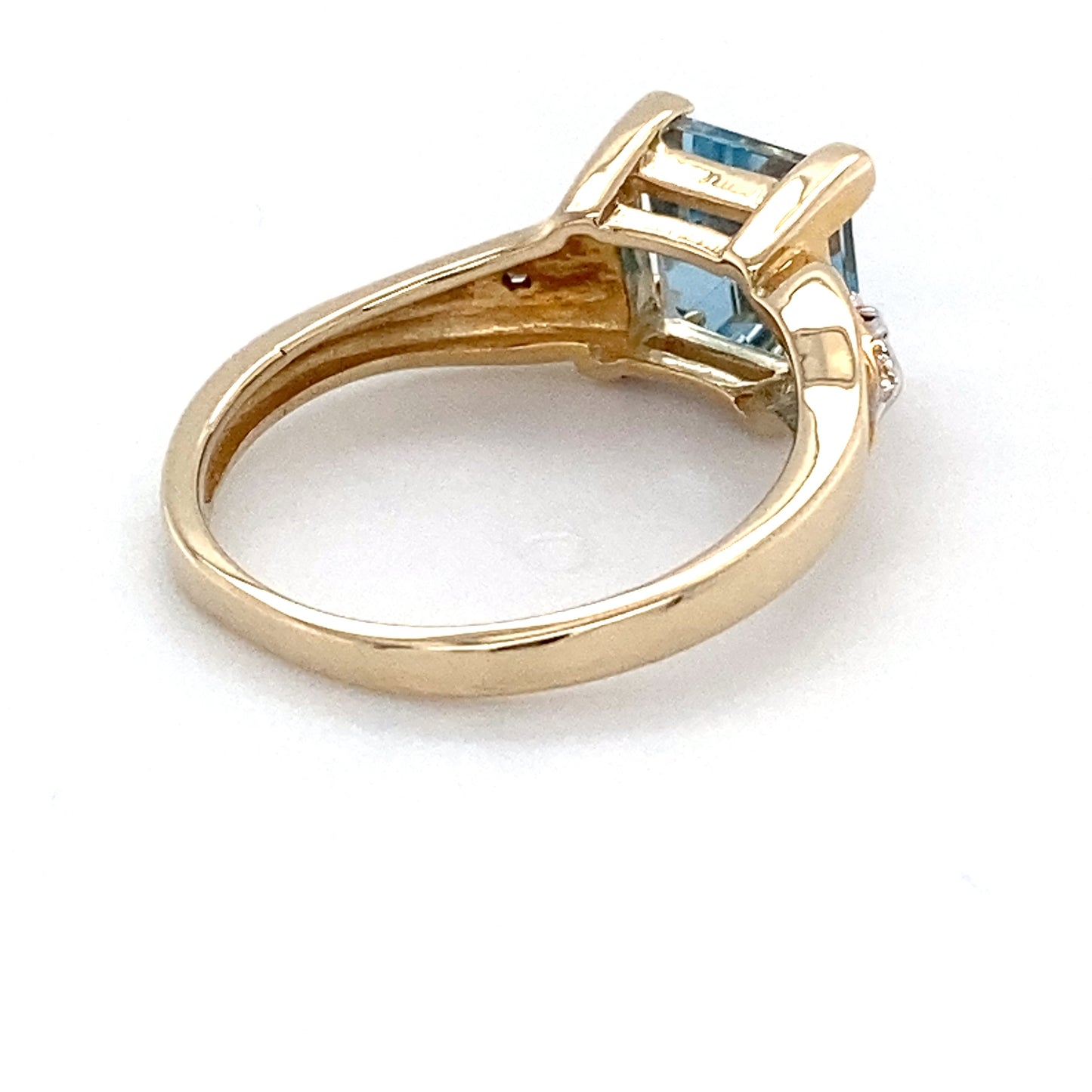 10K Yellow Gold & Blue Stone Ring; 1.8DWT; Size 6
