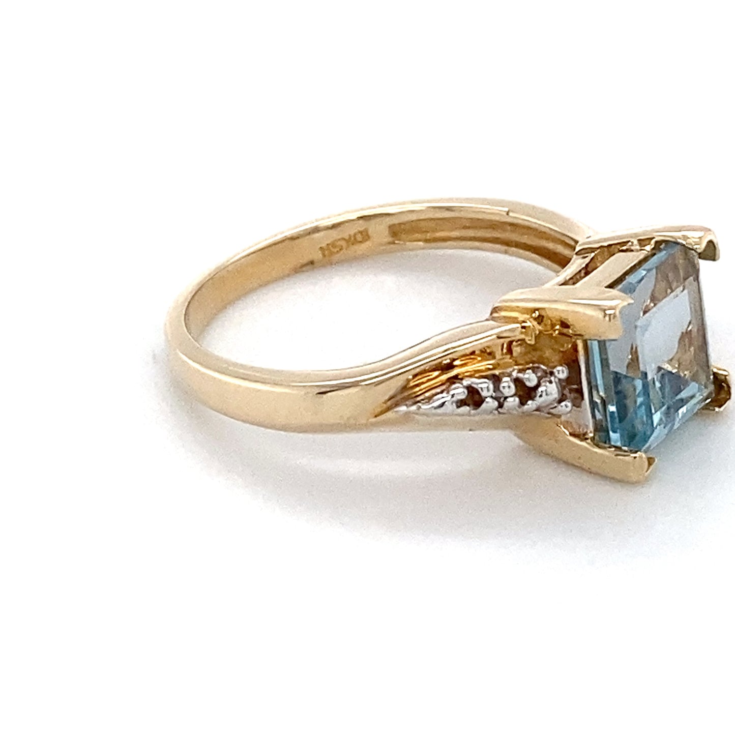 10K Yellow Gold & Blue Stone Ring; 1.8DWT; Size 6