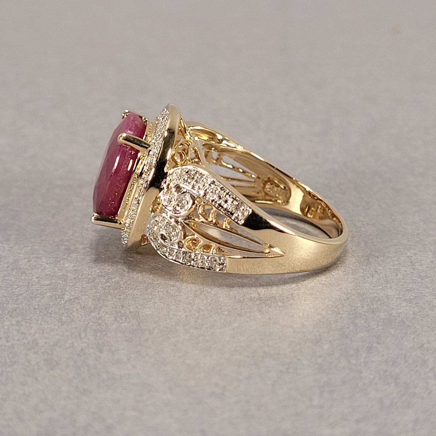 14k Yellow Gold Ruby & Diamond Ring 7.2g