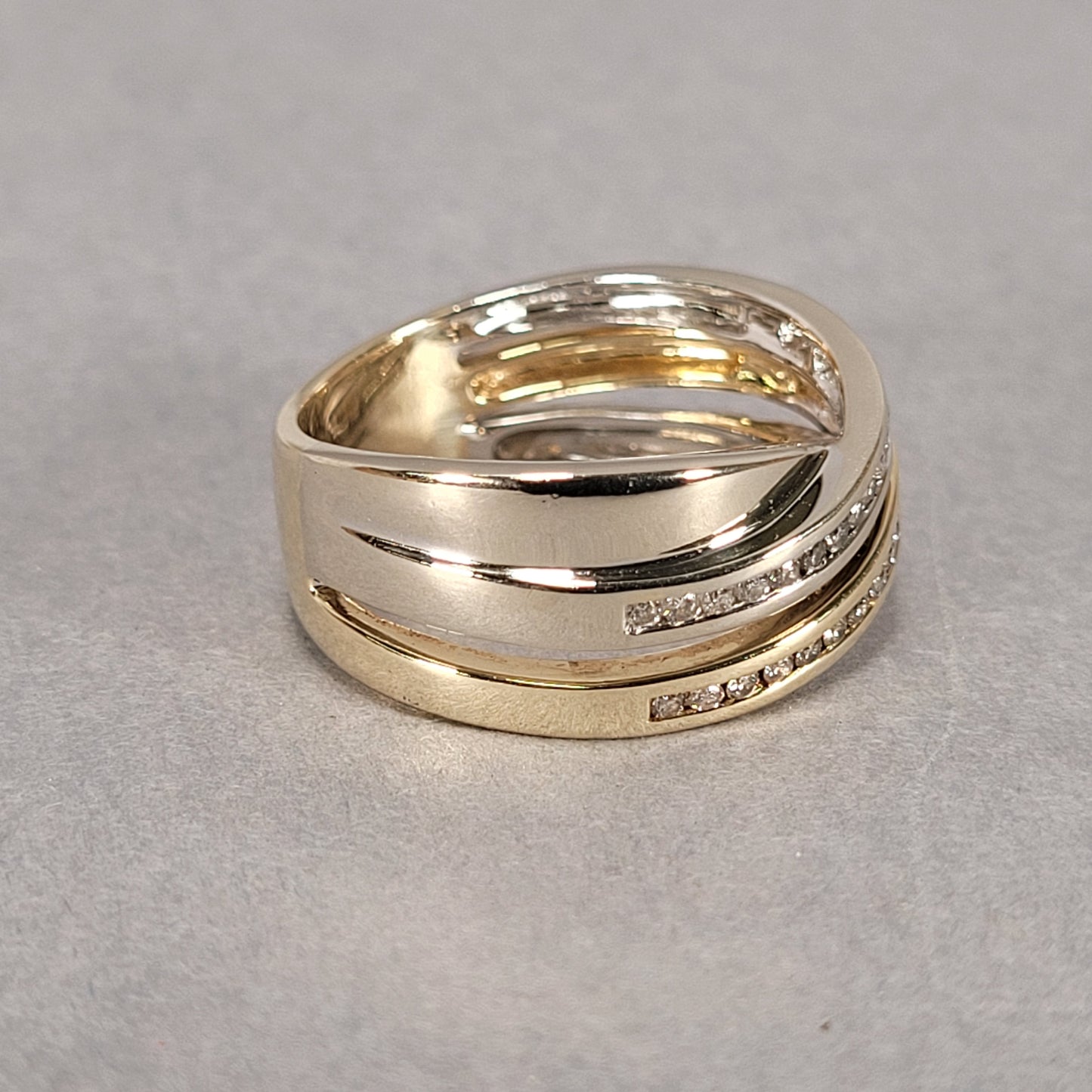 14K Two-Tone White/Yellow Gold Ring with Diamond; 6.8g