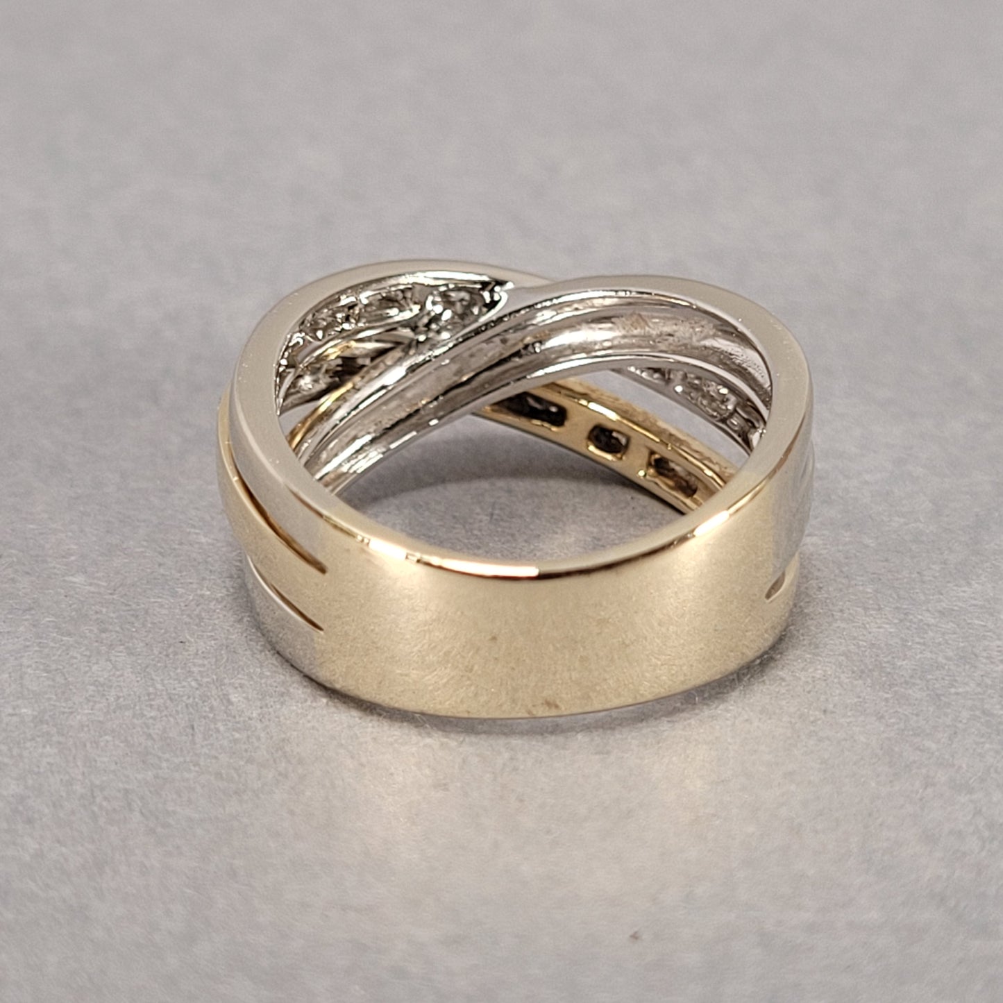 14K Two-Tone White/Yellow Gold Ring with Diamond; 6.8g