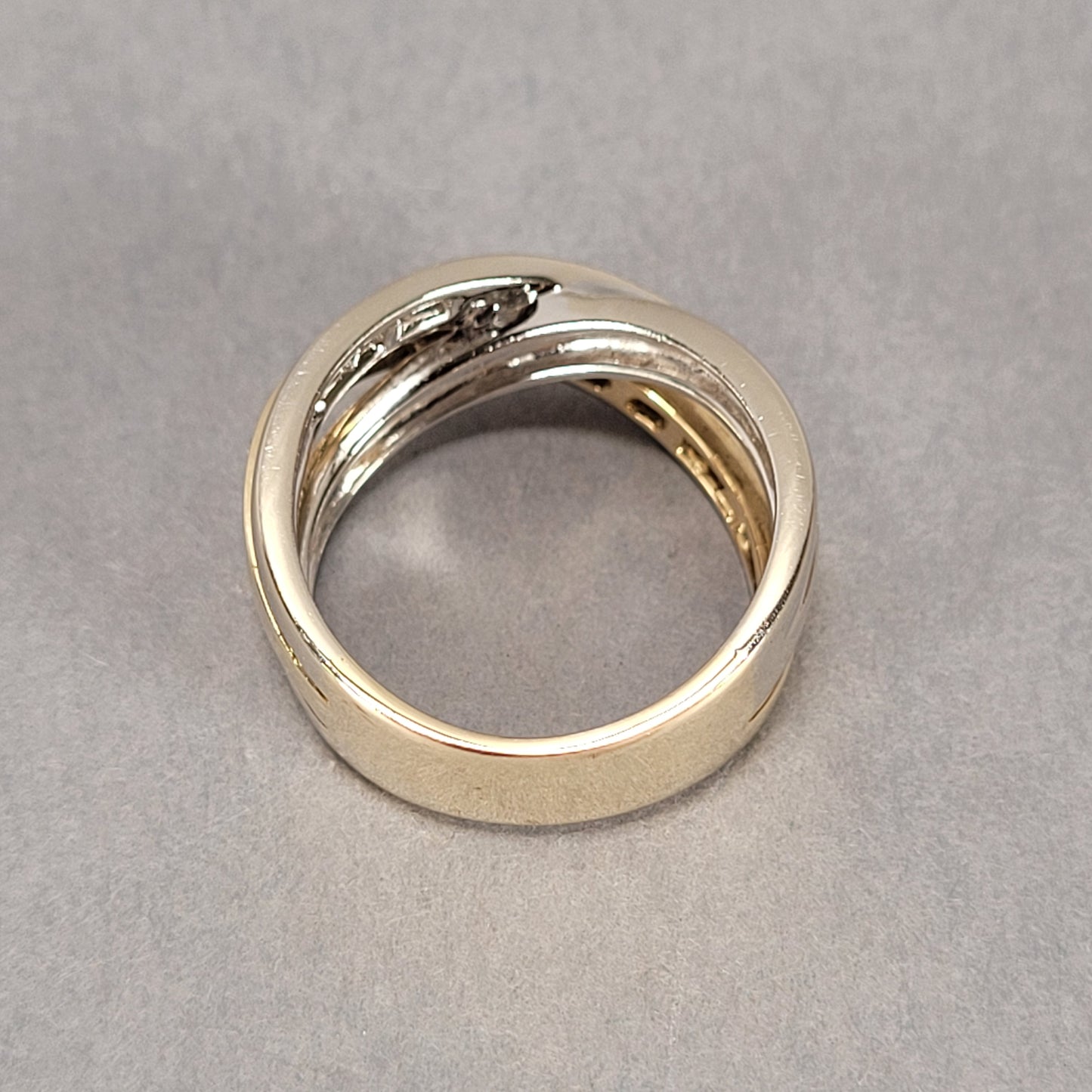 14K Two-Tone White/Yellow Gold Ring with Diamond; 6.8g