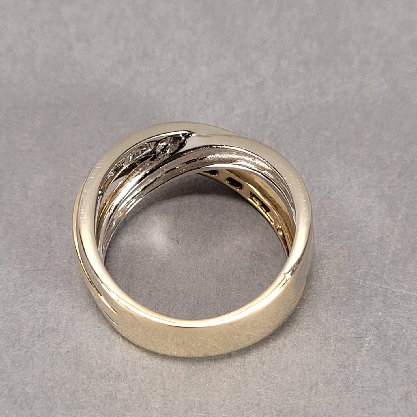 14K Two-Tone White/Yellow Gold Ring with Diamond; 6.8g