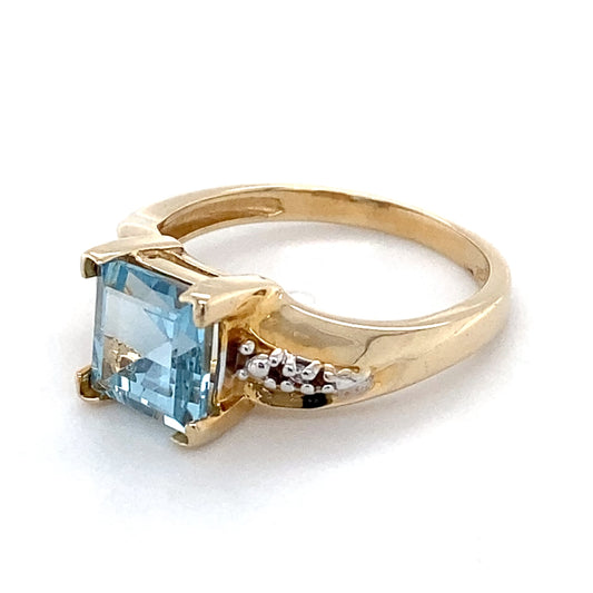 10K Yellow Gold & Blue Stone Ring; 1.8DWT; Size 6