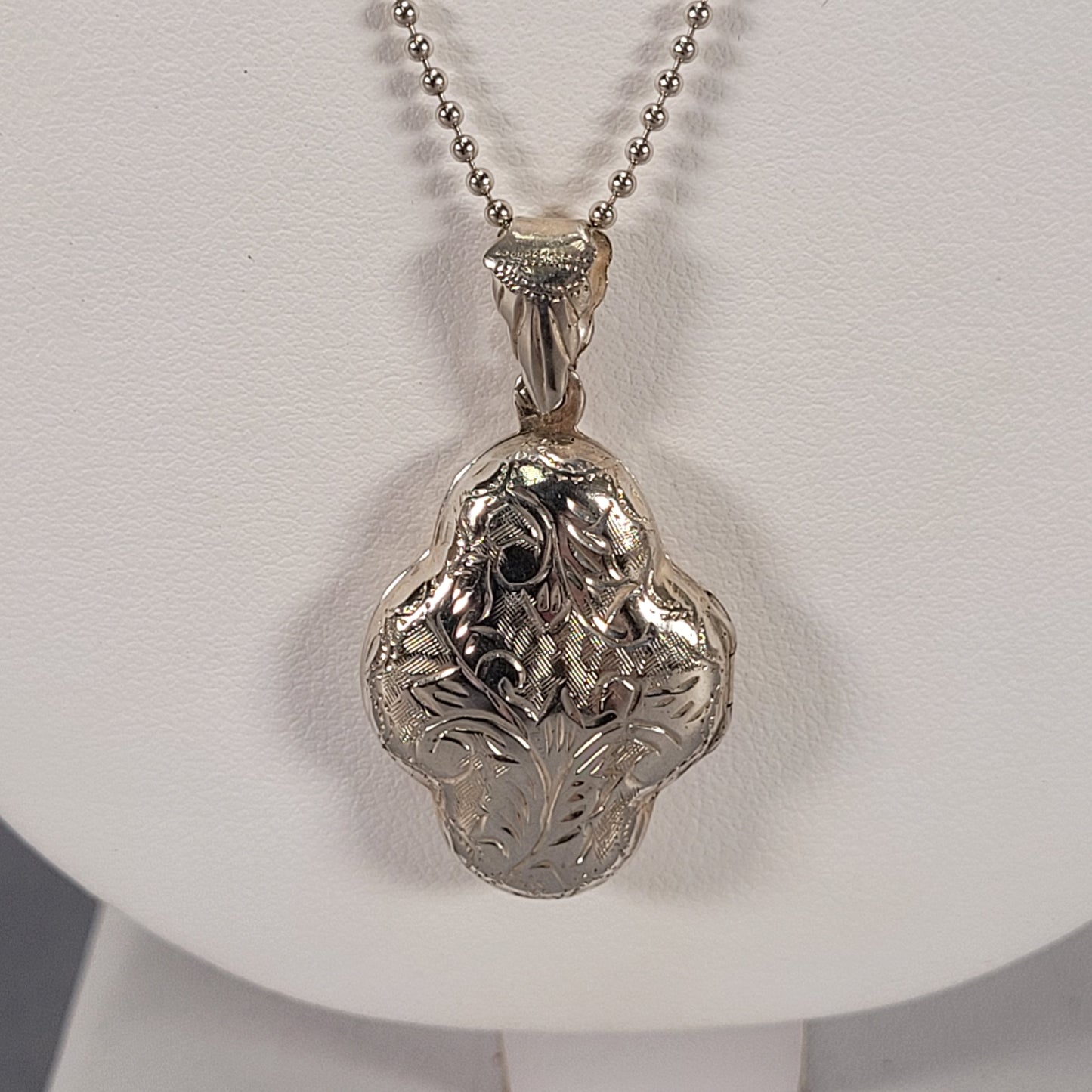 18" Sterling Silver Chain And Locket 7.8g