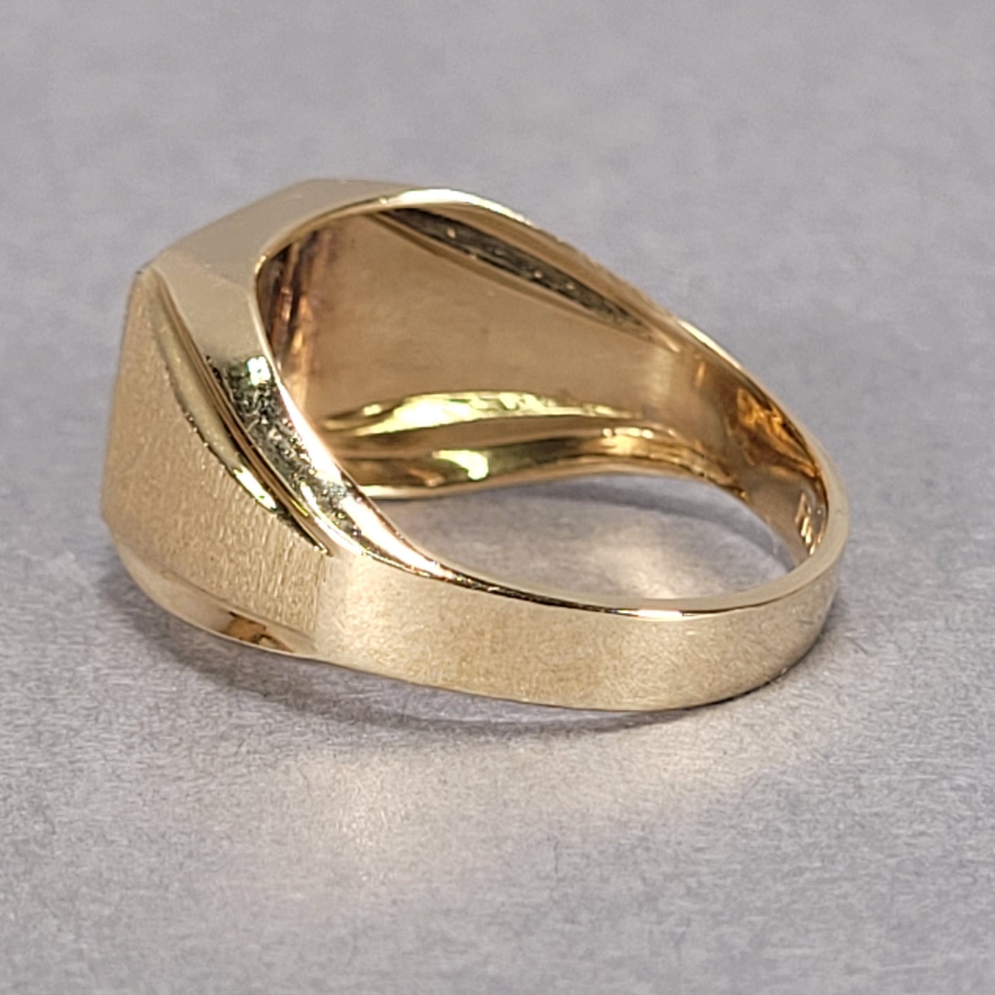Men's 14k Yellow Gold Ring With 1 Diamond 5.9g