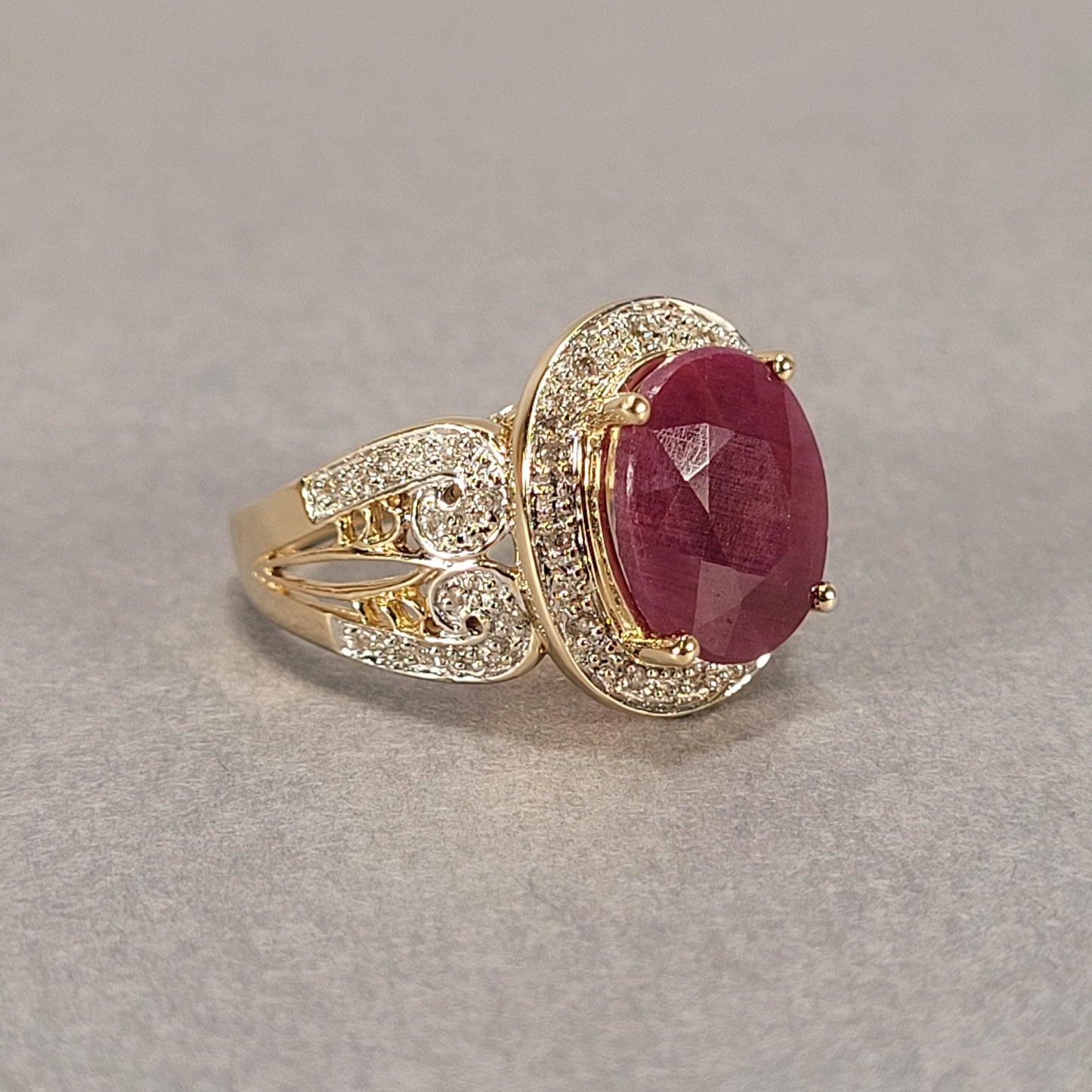 14k Yellow Gold Ruby & Diamond Ring 7.2g