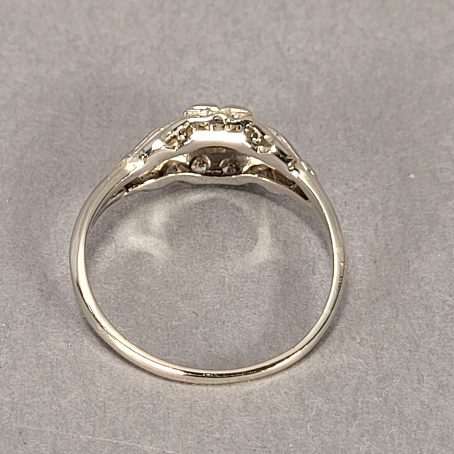 Lady's 18k White Gold & Diamond Ring 2.1g