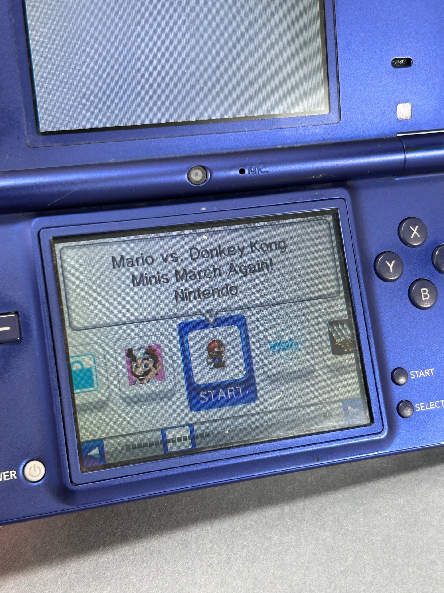 Nintendo DSi TWL-001 W/Charger - Blue