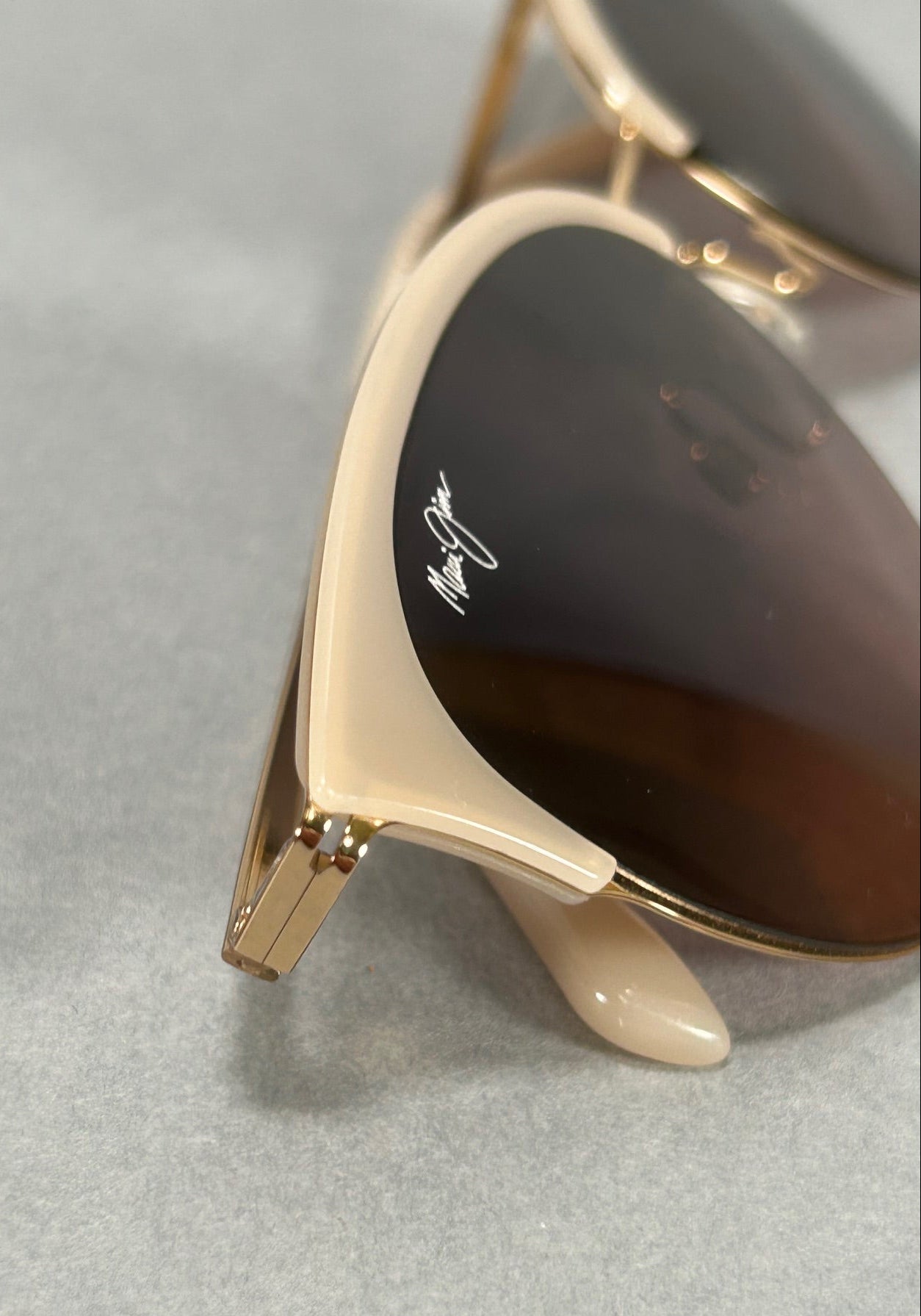 Maui Jim Olili Sunglasses MJ330-05; 55[]18 W/Case