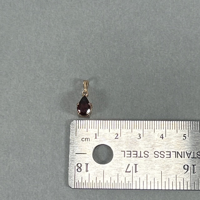 14K Yellow Gold Garnet Pendant; 1.0g