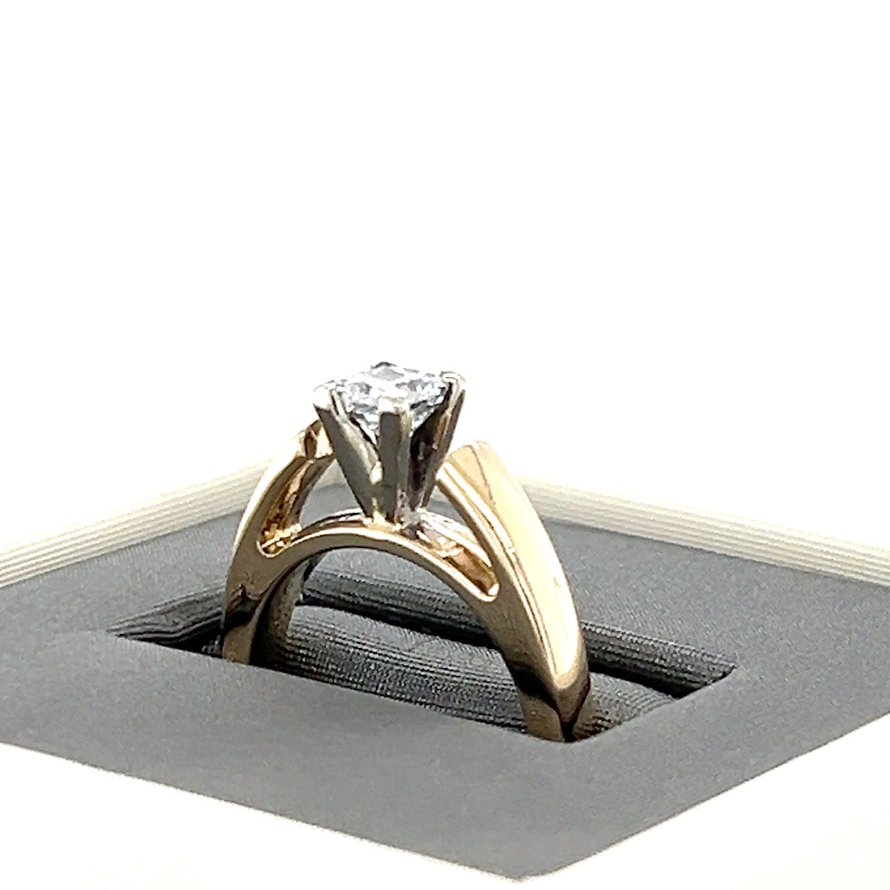 14K Yellow Gold Diamond Lady's Ring; 4.6g; Size 5