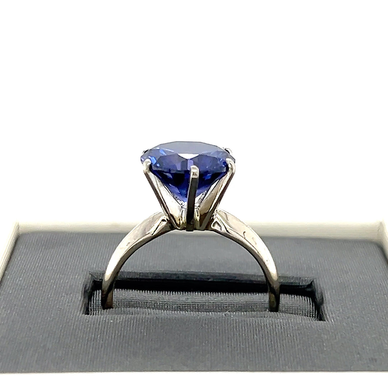 14K White Gold Amethyst Lady's Ring; 4.1g; Size 6