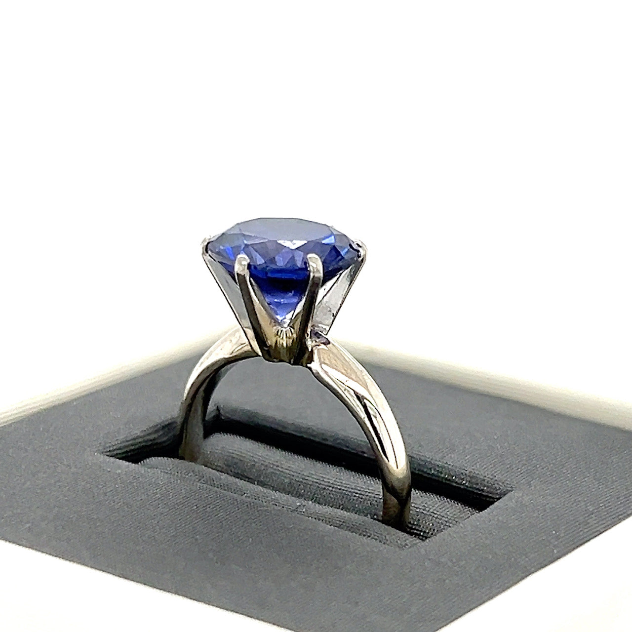 14K White Gold Amethyst Lady's Ring; 4.1g; Size 6