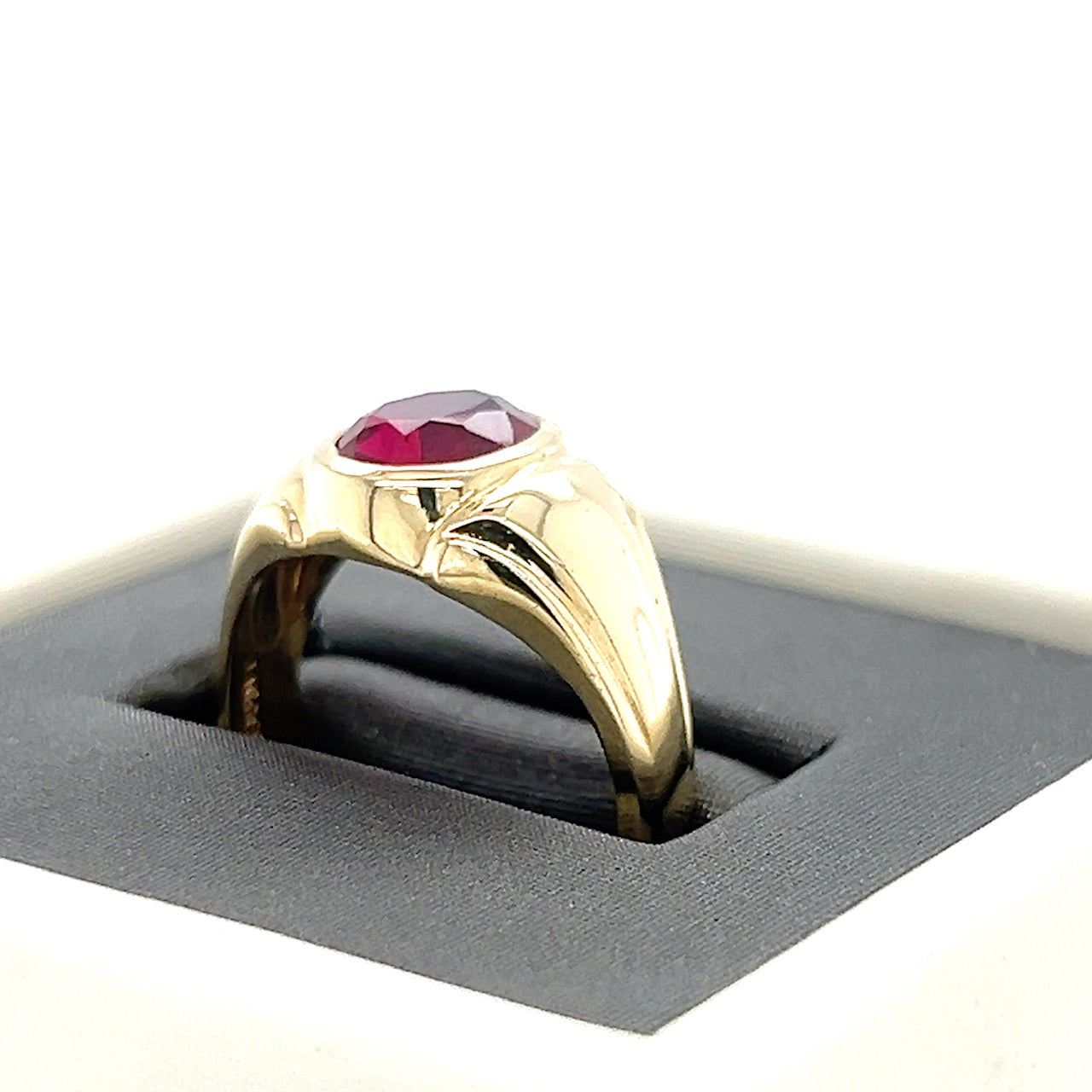 10K Yellow Gold Synthetic Ruby Gentleman's Ring; 4.4g; Size 8