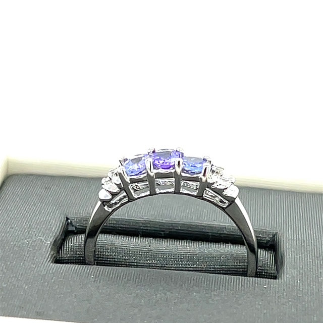 10K White Gold Amethyst Lady's Ring; 1.4g; Size 7